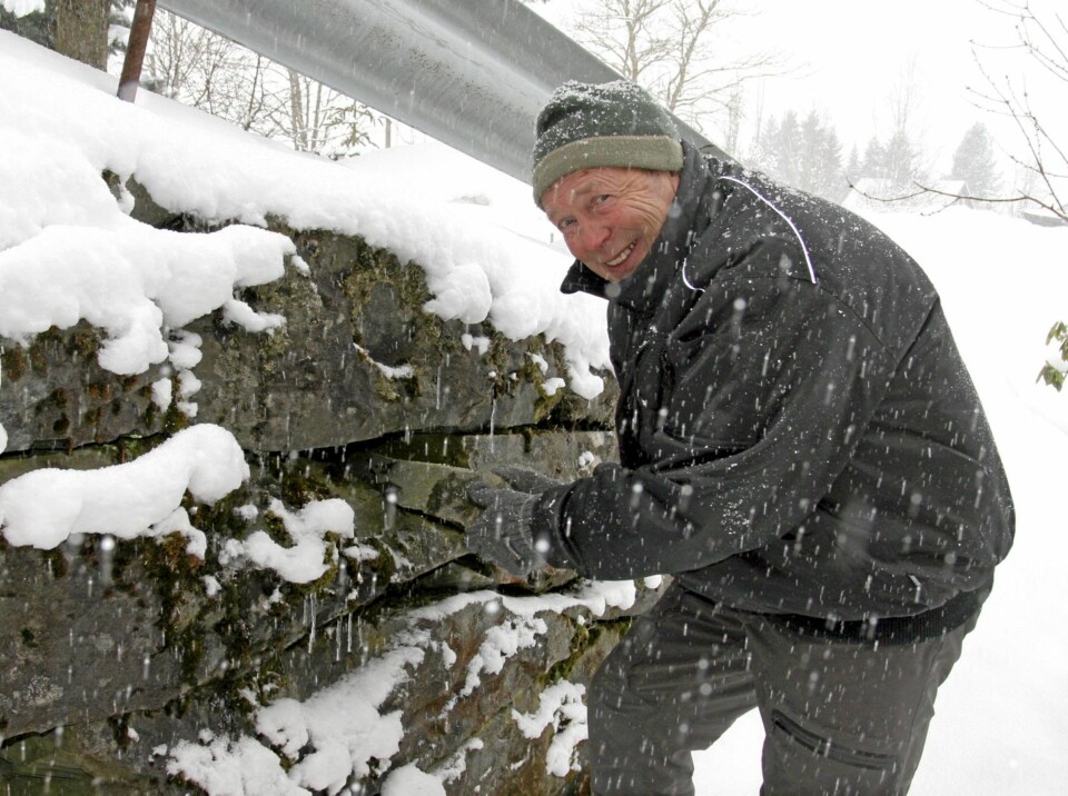 GRANAT: Avelsgård gård på Hegra har fortsatt en granat fra krigen stående i veggen.