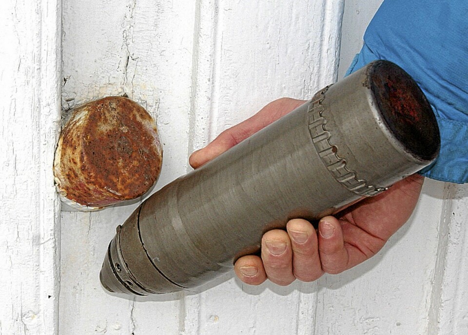 BLINDGJENGER: Granaten i veggen er en blindgjenger, som ikke har vært rørt siden april 1940. Johan Kringen driver i dag gården, mens onkelen hans, Jon Kringen, bor like ved. Jon viser blant annet hvor han og de andre ungene gjemte andre blindgjengere inne i låvebrua av stein. Flere av disse granatene ligger også der den dag i dag.