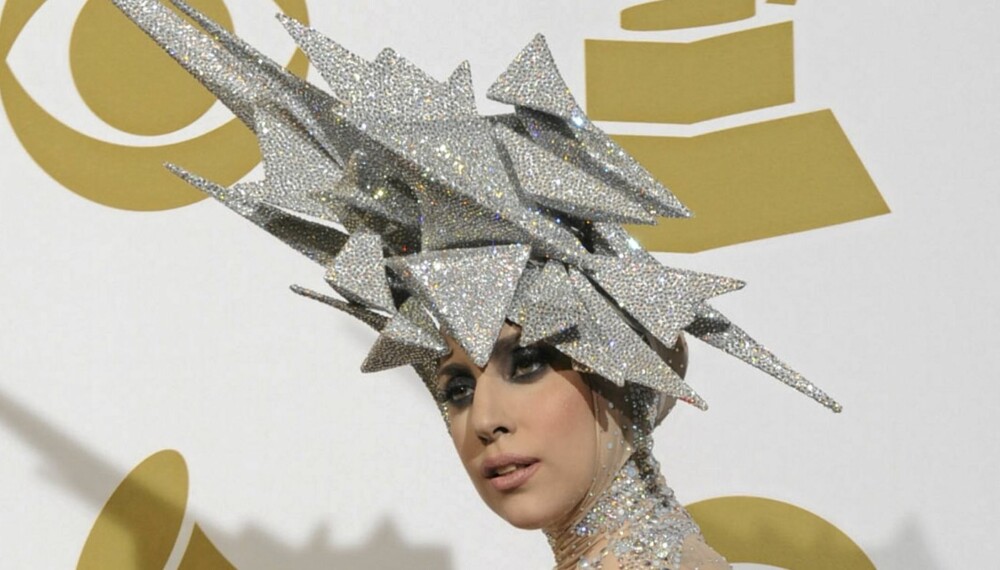 HØY I HATTEN: Lady Gaga skal lage sine egne hodeplagg, og hun vil gå i lære hos den beste.