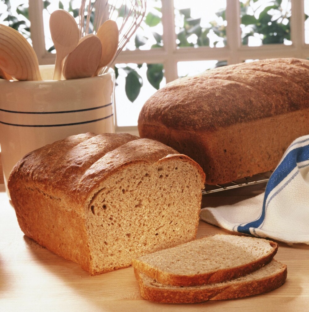 Grovt brød er en god kilde til kalsium. Havregryn, musli og nøtter er også bra.
