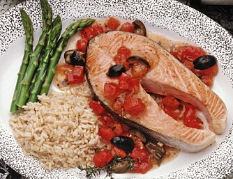Spis fet fisk som laks og ørret for å få i deg D-vitamin som er bra mot benskjørhet.