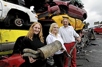 FAMILIEBEDRIFT: Silje, Marthe og Øivind Røsnæs. Øivind har samlet bilvrak siden han var tenåring, døtrene følger etter.