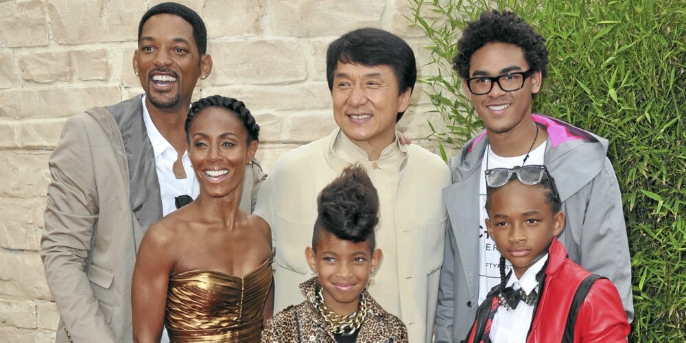 STJERNER: Will Smitjh og familien, blant annet hoverolleinnehaver Jaden Smith, sammen med Jackie Chan.