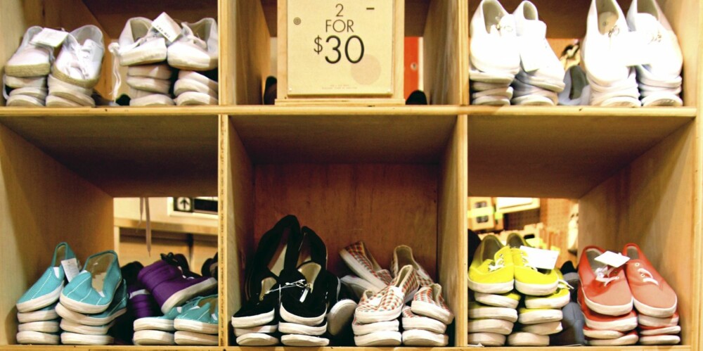 URBAN OUTFITTERS: På Urban Outfitters finner du blant annet rimelige sko.