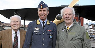 FLYGENDE NORDMENN: To evigunge piloter, Per Waaler (93) og Wilhelm Mohr (93) t.h. med sjfen for Luftforsvaret, generalmajor Stein Erik Nodeland, i midten.