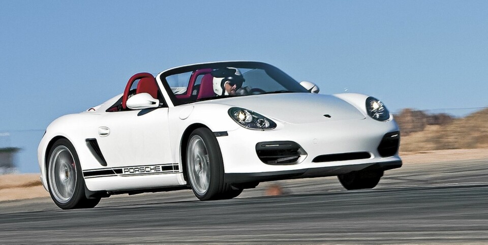 EKSPLOSIV: Kraftpakken bak setene yter 320 hk, og de ''lades'' på nytt for hvert girskift. Det gjør Porschen overlegent sterkest i høy fart.