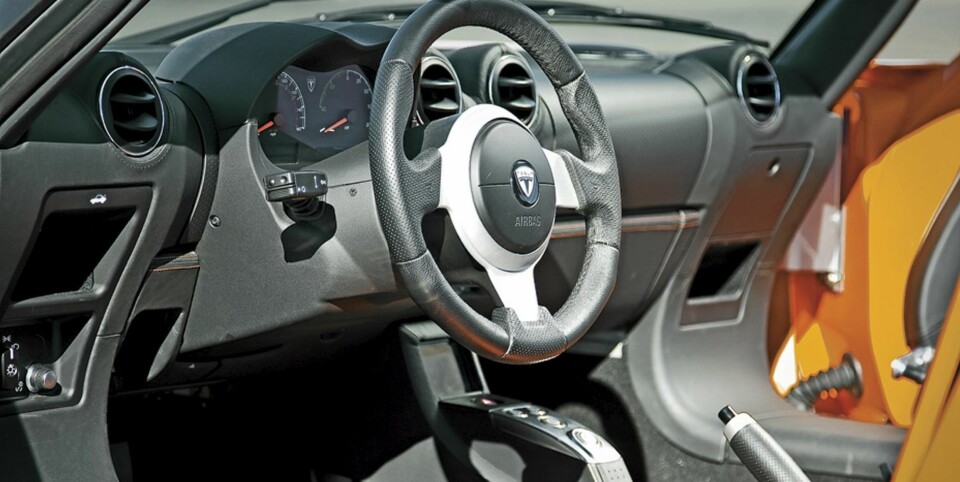 SOM VANLIG: Om Teslas drivlinje er ytterst spesiell, er interiøret slik en venter å finne det i en roadster.