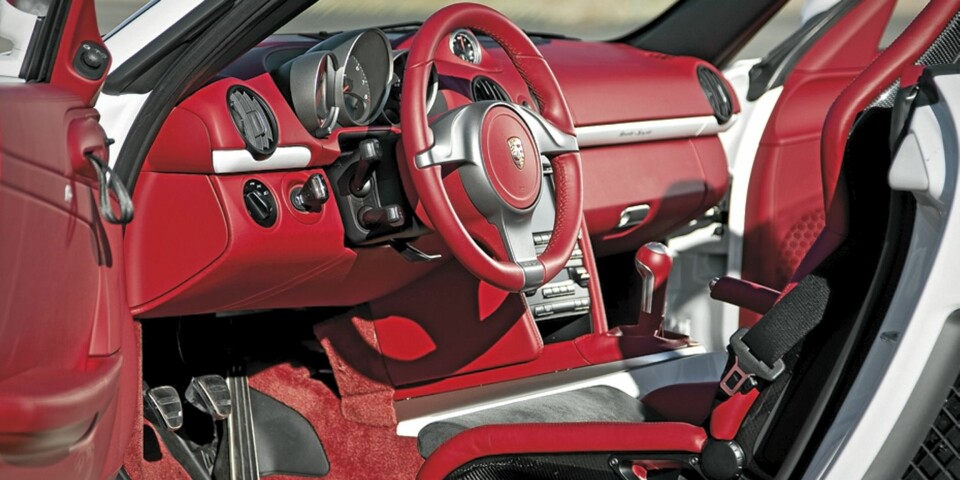 RØDT LÆR: Porsche har ikke spart på fargestoffet i interiøret.