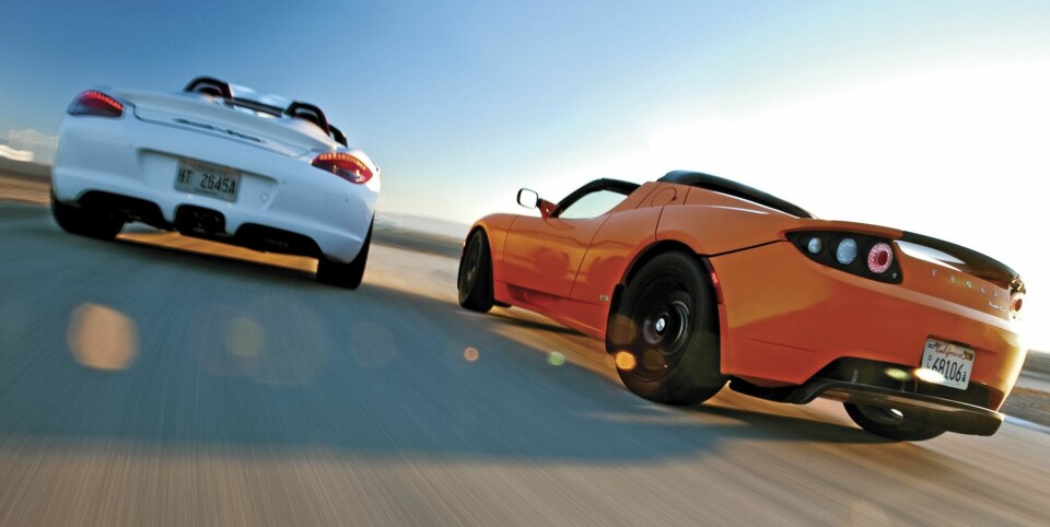 KJØREMASKINER: Porschen gir kjøreglede fra første meter. Teslaen krever mer tilvenning før den yter sitt beste.