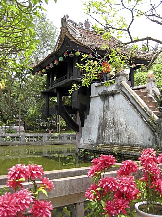 HØYTID: På turen er vi midt i feiringen av Tet, Vietnamesisk nyttår. Her fra et tempelbesøk i Hanoi.
