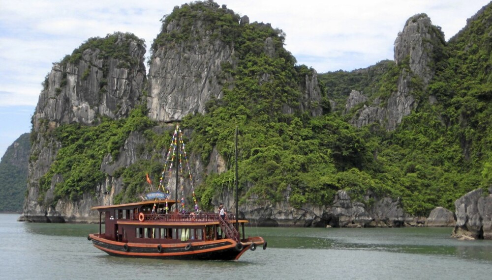 VERDENSARV: Vi reiser med båt gjennom Halong Bay, bukten som står på UNESCOs verdensarvliste. Bukten er et nydelig naturområde hvor tusenvis av øyer popper opp som jadegrønne kalksteinssøyler.