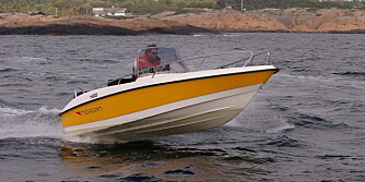Morgan 485 går greit i sjøen og ser tøff ut.
