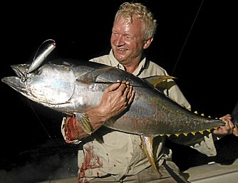 NATTENS LYKKE: Geir Sivertsen vant kampen med en 20 kilos tunfisk i mørket.