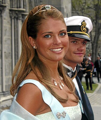 NÆRT KNYTTET: Prins Carl Philip og prinsesse Madeleine har alltid stått hverandre veldig nær. Han har vært en god støtte for sin søster etter hennes brudd med Jonas. Her er søskenparet i Nidarosdomen under prinsesse Märtha  Louise og Ari Behns bryllup i 2002.