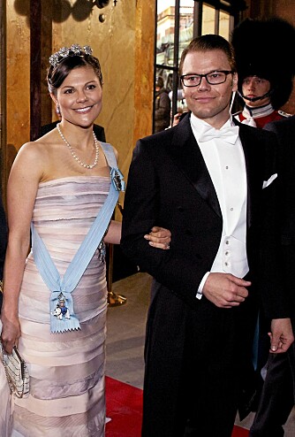 STASELIG: Gjennom å gifte seg med Sveriges kronprinsesse, blir Daniel Westling prins av Sverige og hertug av Västergötland. Her er de på galla sammen i København, i anledning danske dronning Margrethes 70-årsdag i april 2010.