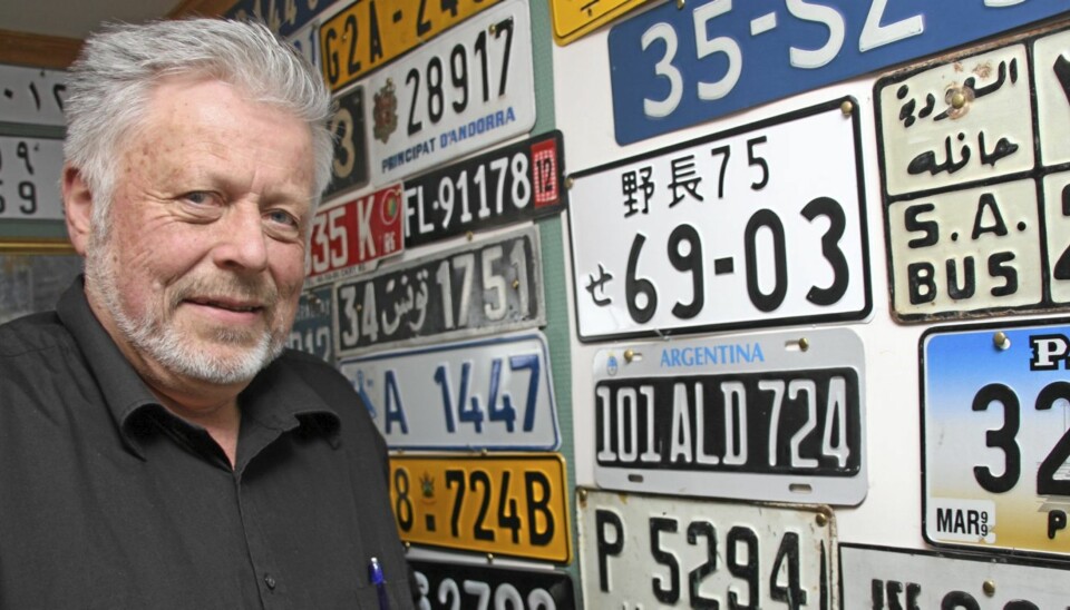 SAMLER PÅ SKILT: Hans Magne Enger (60) utgjør omkring 20 prosent av Norges skiltsamlere.