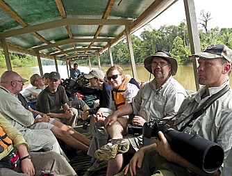 PÅ UTFLUKT: Forventningsfulle ekspedisjonsmedlemmer på vei opp elven.