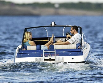 UTEN VEST: Kronprinsen har vært ute en sommerdag før. På dette bildet fra 2003 koste han seg med sin nye kone og sin gamle båt.