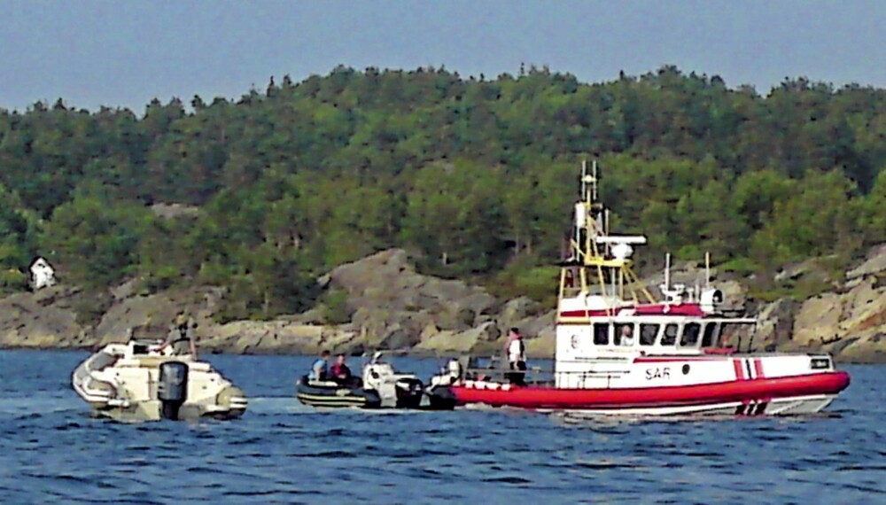 HELL I UHELL: Kronprinsens livvakter måtte hjelpe Haakon opp av vannet da han falt ut av en båt utenfor Kristiansand mandag. Båten, en RIB, fortsatte å kjøre rundt i ring lenge etter at kronprinsen var ute av vannet.
