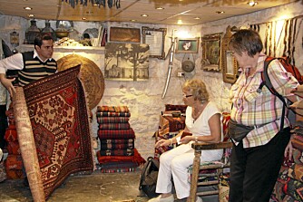 TEPPER: I Damaskus' gamle soukher (markeder) finner du alt fra damaskduker, persiske tepper og vevde nomadetepper. Muligheten for å gjøre gode kjøp er stor.