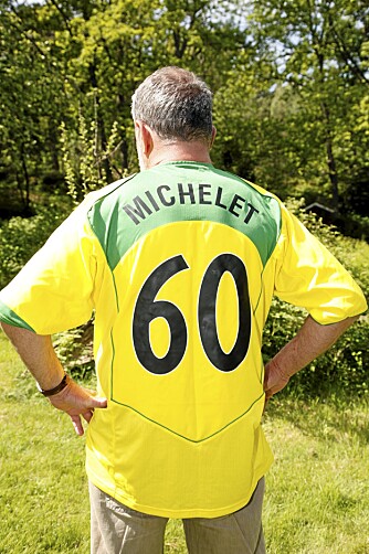 OLDBOYS: Jon Michelet i brasilianske farger. Forfatteren fikk trøya som gave på sin 60-årsdag.