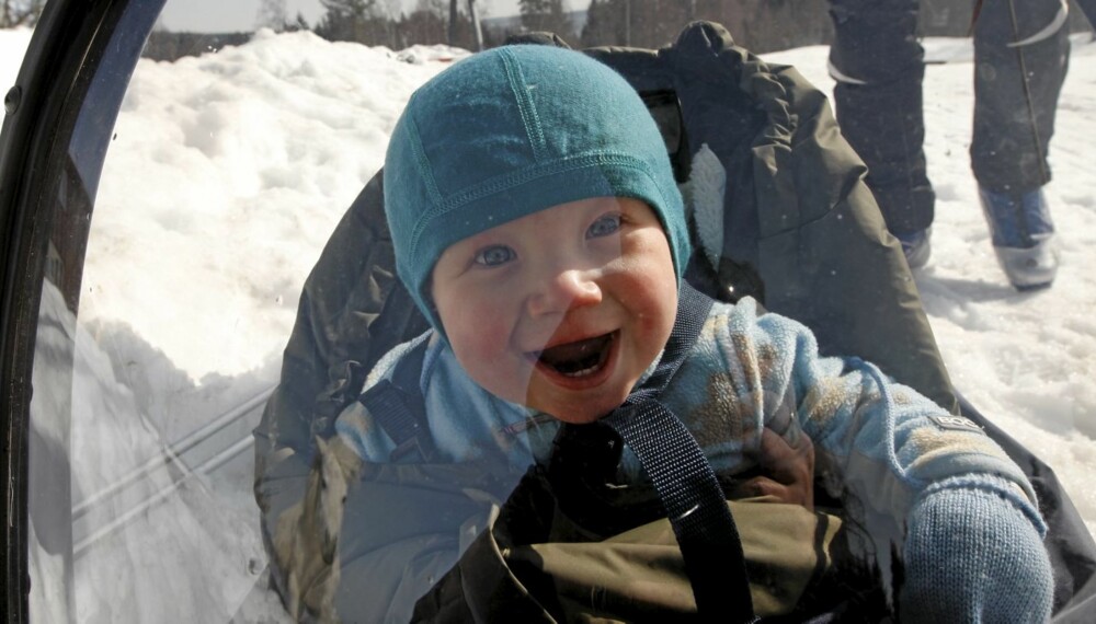 OSLO 20090406:
Hjerteknuser Sondre Bjørnerud (1) storkoste seg på tur i pulk med pappa Steinar Bjørnerud ved Ullvålseter tirsdag.
Foto: Lise Åserud / SCANPIX OSLO 20090406:
Hjerteknuser Sondre Bjørnerud (1) storkoste seg på tur i pulk med pappa Steinar Bjørnerud ved Ullvålseter tirsdag.
Foto: Lise Åserud / SCANPIX
