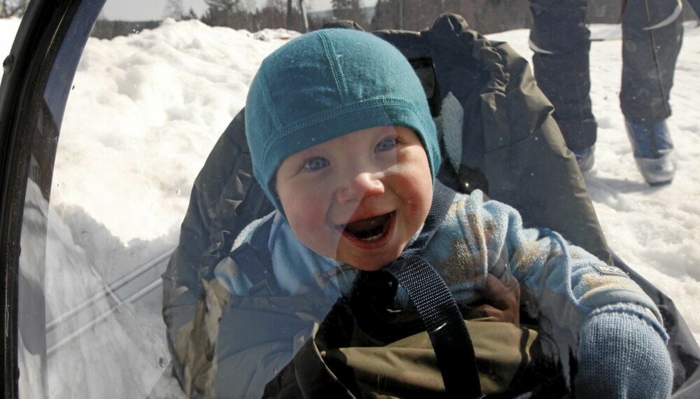 OSLO 20090406:
Hjerteknuser Sondre Bjørnerud (1) storkoste seg på tur i pulk med pappa Steinar Bjørnerud ved Ullvålseter tirsdag.
Foto: Lise Åserud / SCANPIX