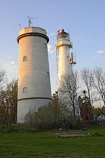 TO TÅRN: Det eldste fyrtårnet på Jomfruland er åpent om sommeren.