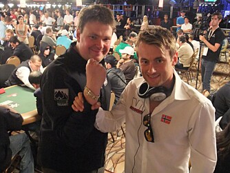 MÅLET KLART: Sigurd Eskeland, med et ekte gull-armbånd som Norges tredje WSOP-vinner (sideøvelse) i historien, er mektig imponert over Petters spill i VM.