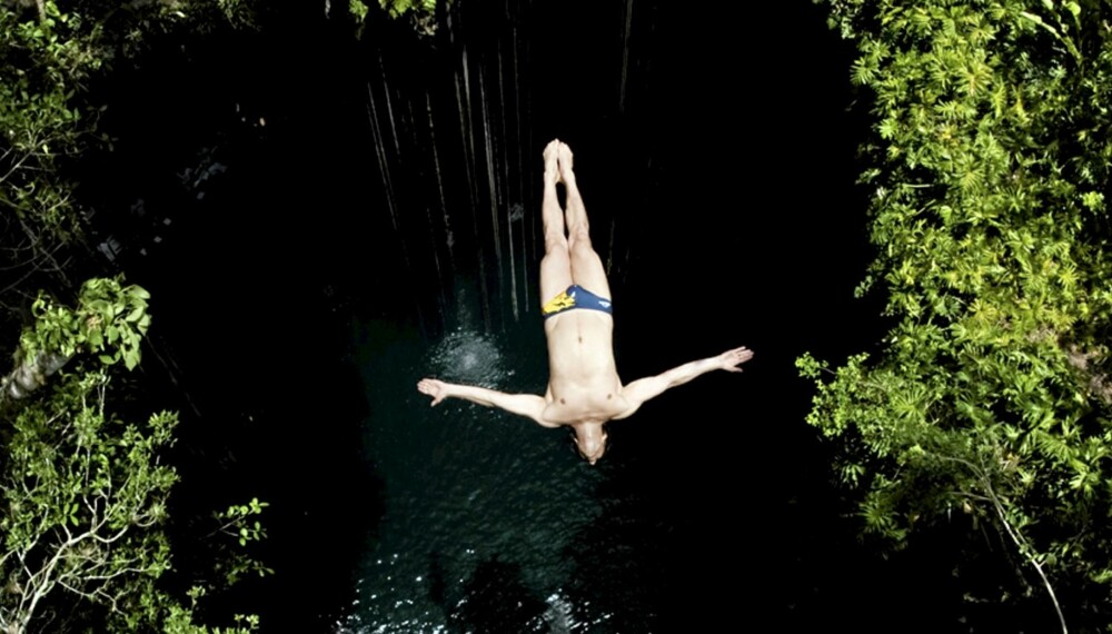 Franskmannen Cyrille Oumedjkane stuper fra 27 meter i Mexico.