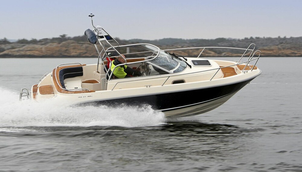 RIKTIG MOTOR: Båten er mer velkjørende og komfortabel med V8-motoren.