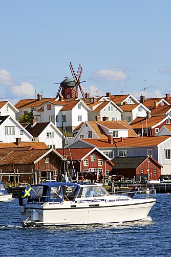 KJENT: Mollösund kjenner du igjen på vindmøllen og de mange båtene på skjærgårdscruising.