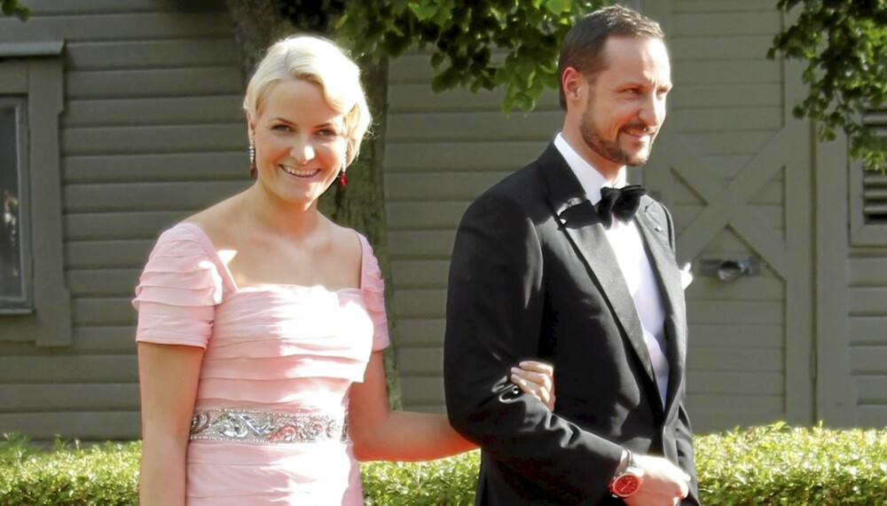 En viktig del av de kongeliges jobb er å kaste glans over begivenheter. Her er den skjønne Mette-marit i kronprinsessebryllup i Sverige sammen med sin kronprins Haakon.