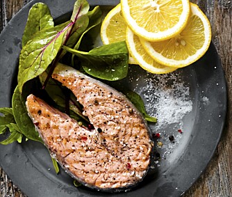 BRA: Fet fisk som laks inneholder omega 3 som er bra for både helsen og huden.