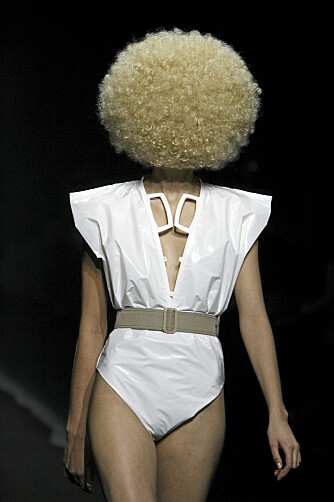 READY TO WEAR: Blond afro og en badedrakt laget av plastposer! READY TO WEAR: Blond afro og en badedrakt laget av plastposer!