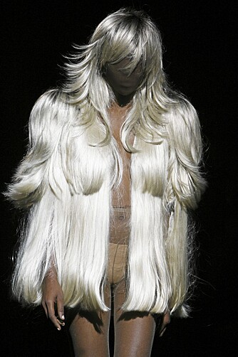 HÅRJAKKE: Den kjente parykkjakken fra Maison Martin Margiela's vår- og sommerkolleksjon 2009. HÅRJAKKE: Den kjente parykkjakken fra Maison Martin Margiela's vår- og sommerkolleksjon 2009.