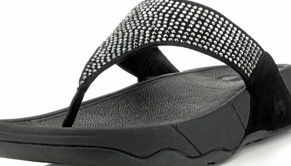 GLITTER OG STAS: Disse Fitflop-sandalene er pyntet med Swarovski-krystaller.