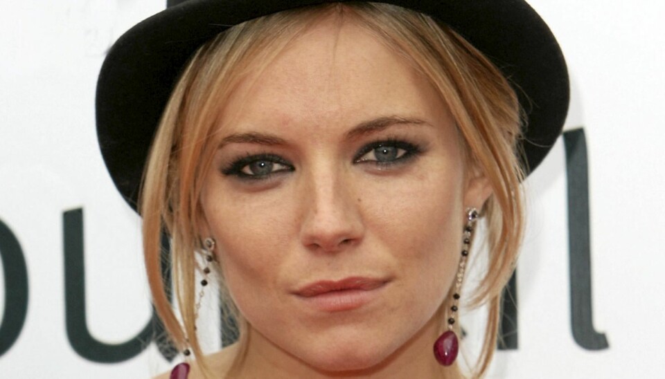 HOT I HATT: Sienna Miller topper antrekket med en tøff herrehatt.