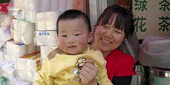 Mor og barn på marked i Beijing. (Foto: Lise Lotte Winther-Bay)