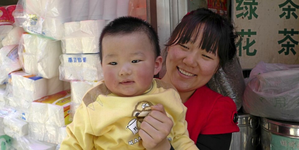 Mor og barn på marked i Beijing. (Foto: Lise Lotte Winther-Bay)