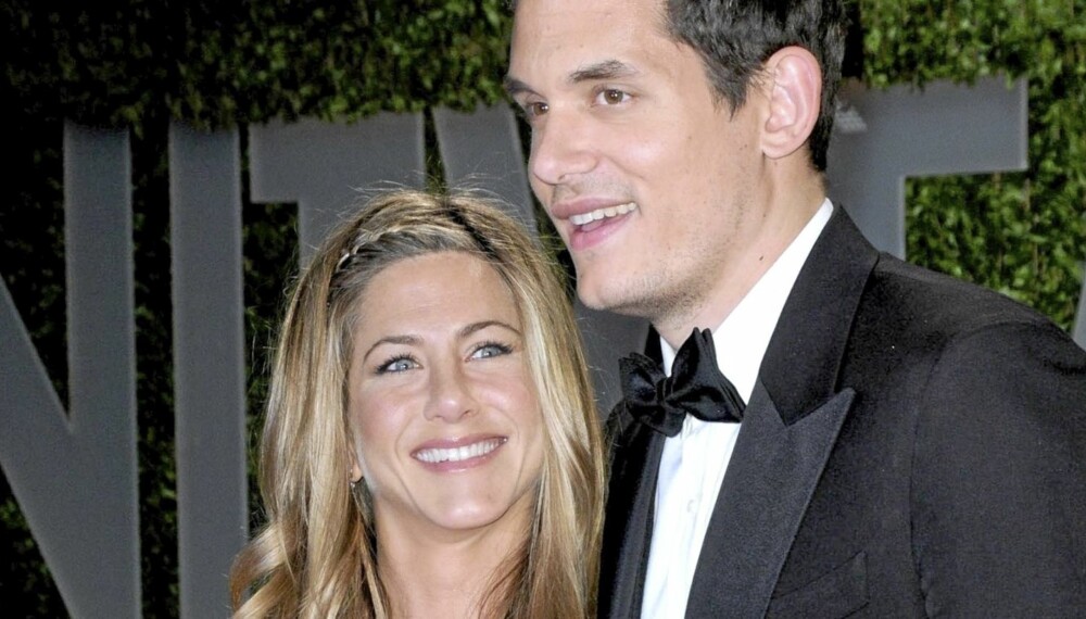 EVIG DIN: Jennifer Aniston og John Mayer var kjærester et ård tid fra våren 2008. Her er de sammen på Vanity Fairs Oscar Party i februar 2009.