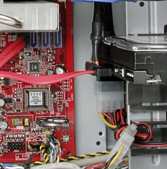 KABLER: Når strømforsyningen er på plass passer det å montere kablene fra harddisker og andre optiske enheter.