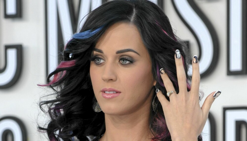 10 X RUSSEL: Katy Perry viste fingerspissfølelse, og kom til VMA-utdelingen med forloveden Russell Brand på hver eneste negl.