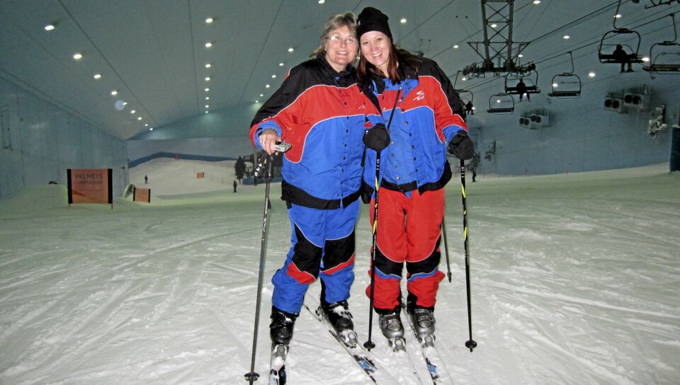 INNENDØRS SLALOM: Nina Edwardsen fra Norsk Ukeblad (til høyre) og én av våre lesere, Wenche Christine Holmen fra Kolsås, tester ut slalåmbakkene midt i Mall Dubai (shoppingsenter).