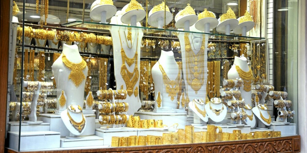 GULL ALT SOM GLITRER: Gullsoukens gullforretninger ligger på rekke og rad, og har et fantastisk utvalg av gull og diamanter.
