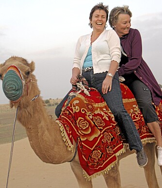 ØRKENOPPLEVELSER: Reiseklubben var i Dubai i januar i år, og våre lesere hadde en uforglemmelig reise, her Irene Helleland (foran) og Grete Nygård fra Bergen. (Foto: Nina Edwardsen)