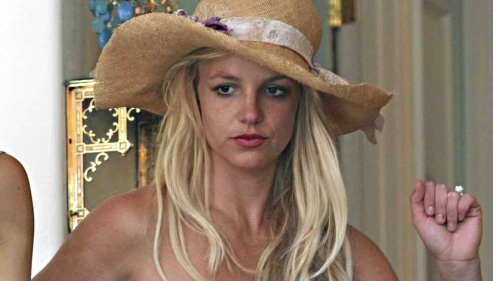 Britney er de siste dagene blitt observert med denne iøyenfallende diamantringen på vestre ringfinger.