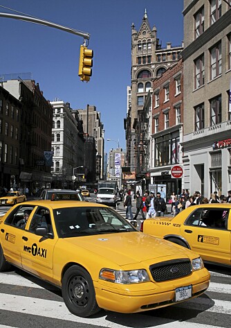 LANDEMERKER: De gule drosjene, Yellow Cabs, er rene mobile landemerker som finnes overalt i New York. Her er vi på Union Square på Manhattan.