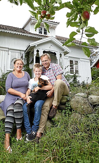 IKKE STRÅHYTTE: Tove, Rune og Brage bor i et gammelt hus fra 1820. Datteren Ronja er for tiden utvekslingstudent i USA.