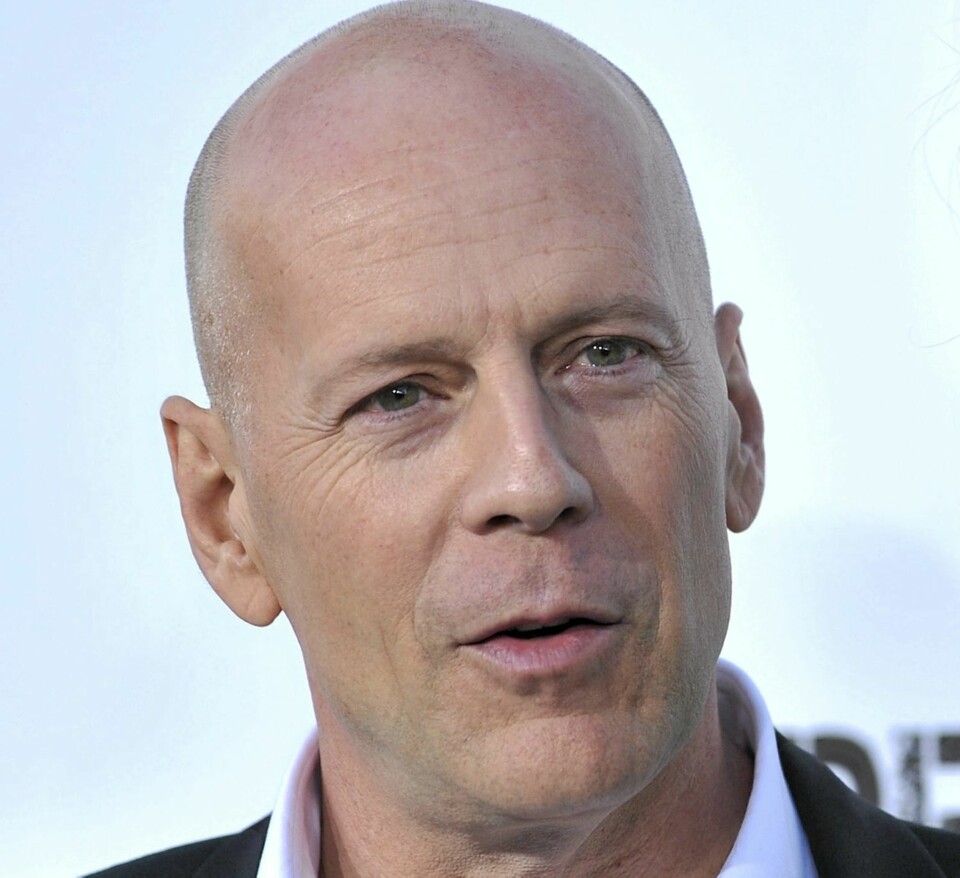 Den amerikanske filmstjernen Bruce Willis (55) hadde også talefeil. - Jeg er en av dem som har vokst det fra meg. Alle har en vokalfeil, det er det som gjør oss så enestående. Jeg var heldig som fikk jobbe med en terapeut på universitetet, han ga meg noen øvelser å trene på, har Bruce sagt til Maxim Magazine.
